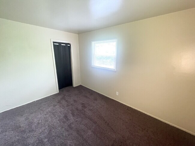 Building Photo - Near Eastside 3BR House ready to LEASE!