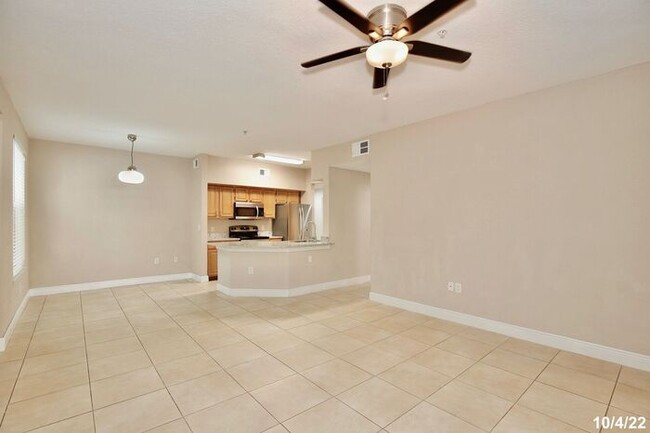 Foto del edificio - Beautiful 3/2 Spacious Condo with Lawn Car...