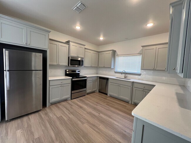 Foto del edificio - Gorgeous 2-Story 4 Bedroom Home Near Vinta...