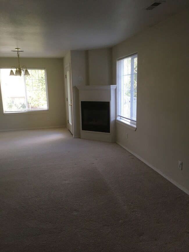 Building Photo - 893 Forest Glen Dr