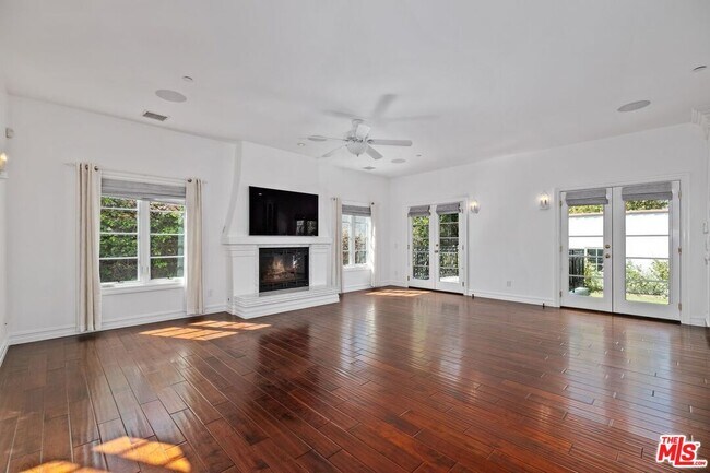 Foto del edificio - 438 Lincoln Blvd