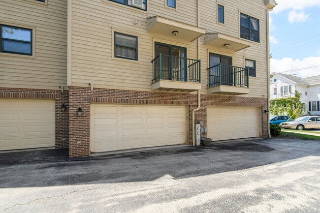 Building Photo - 902 E Brady St