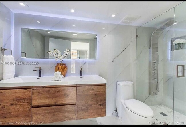 Foto del edificio - 7601 E Treasure Dr