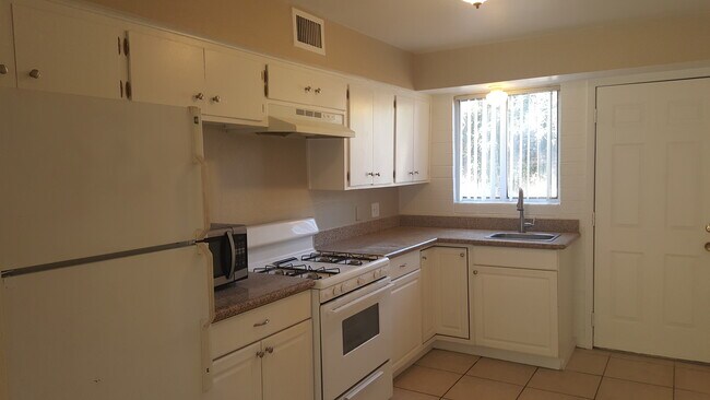 Building Photo - 1123 E Sierra Vista Dr
