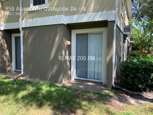 Building Photo - Conveniently Located Three Bedroom Townhou...