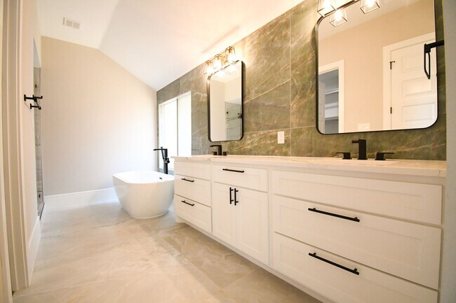 Building Photo - NEWLY REMODELED 4 bedroom + Study - Also F...