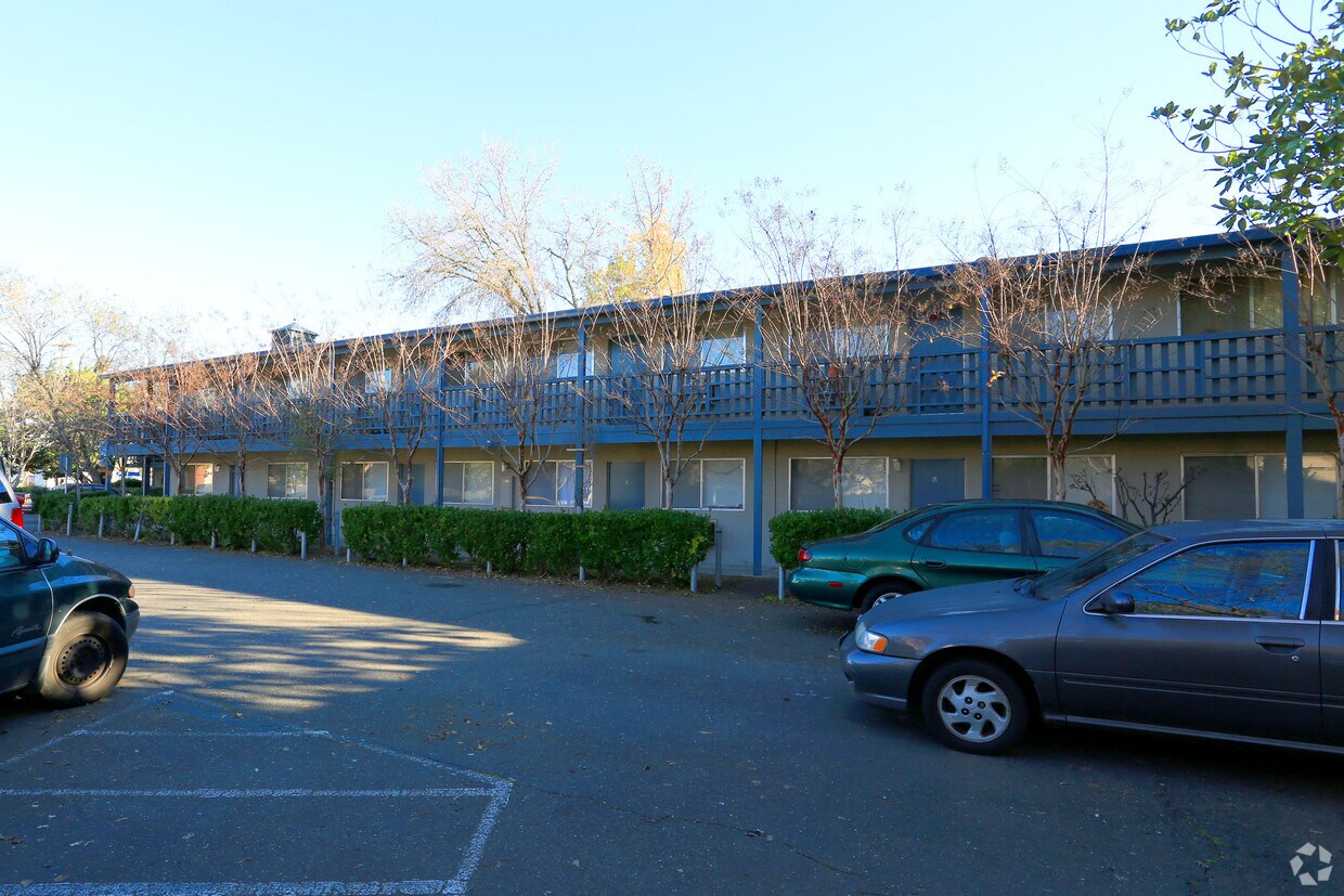 Building Photo - Colonial Apartments