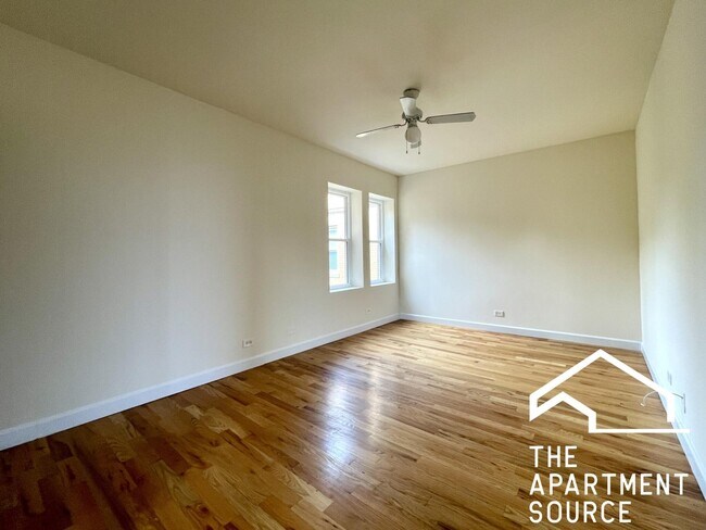 Foto del edificio - 2349 N Drake Ave
