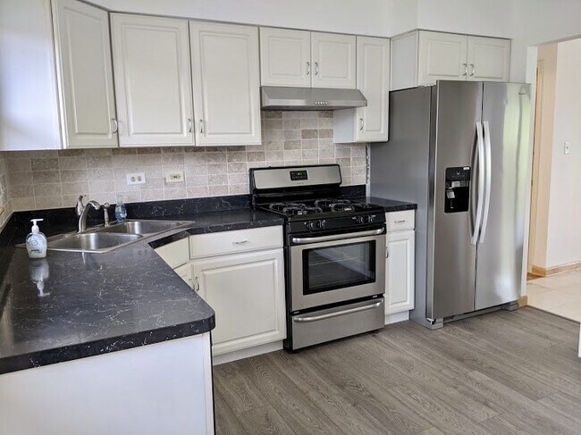 Building Photo - 2504 Old Glenview Rd