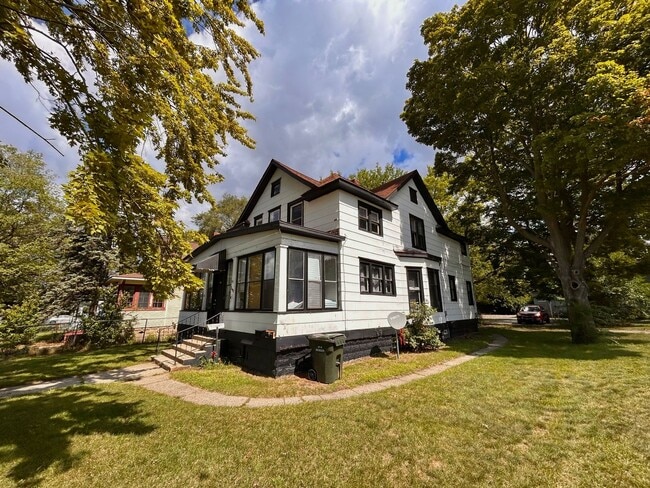 Building Photo - 1600 7th St