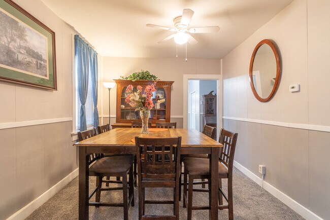 Building Photo - Pet friendly whole house. Parking Office C...