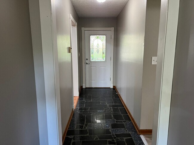 Building Photo - Recently Remodeled 3 Bed / 2 Bath near Mercy Hospital
