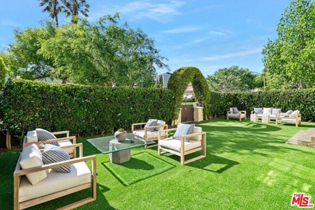 Foto del edificio - 200 S Almont Dr