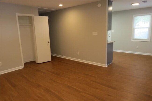 Building Photo - 838 Wilson Cir SW