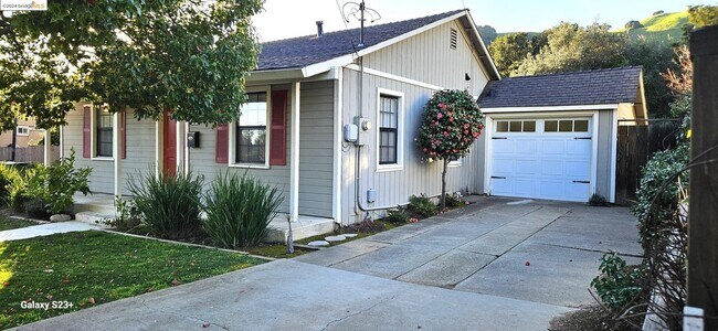 Building Photo - 38049 Canyon Heights Dr