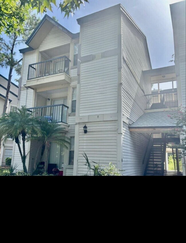 Building Photo - 1964 Lake Atriums Cir