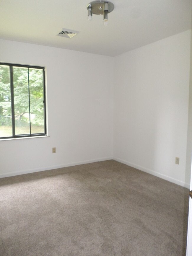 Building Photo - 4 Bedroom 3 Bath House with 1 Car Garage