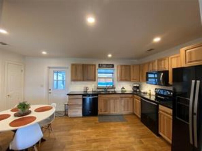 Foto del edificio - 541 NE 58th Ct