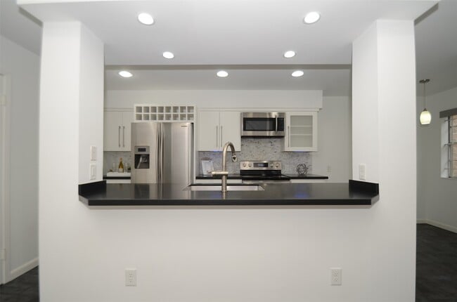 Building Photo - 5524 Beverly Hill St