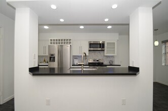 Building Photo - 5524 Beverly Hill St