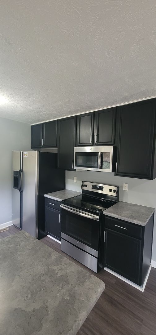 Building Photo - 3 Bedroom, 2.5 Bath Tri-Level Home with Co...