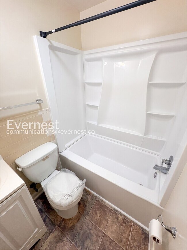 Foto del edificio - 2 Bed & 1.5 Bath Townhouse in Colonial Heights / Available Soon!