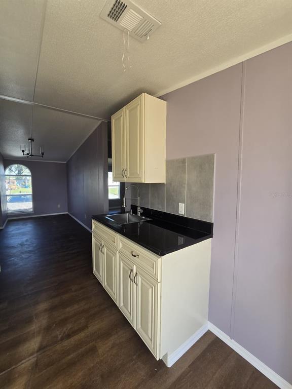 Foto del edificio - 617 Lemon St W