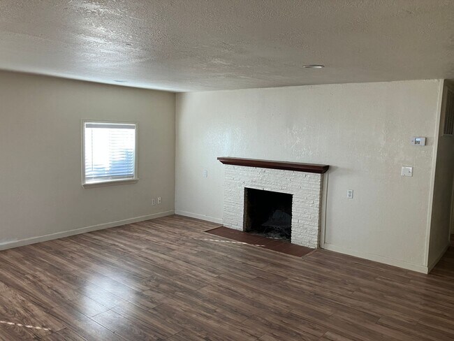 Foto del edificio - 1351 Leonard Ave