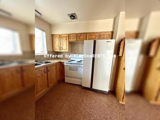 Building Photo - Charming 3-Bedroom Townhouse with Hardwood...