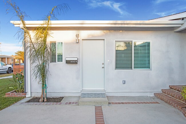 Unit Entry - 6042 La Canada Cir