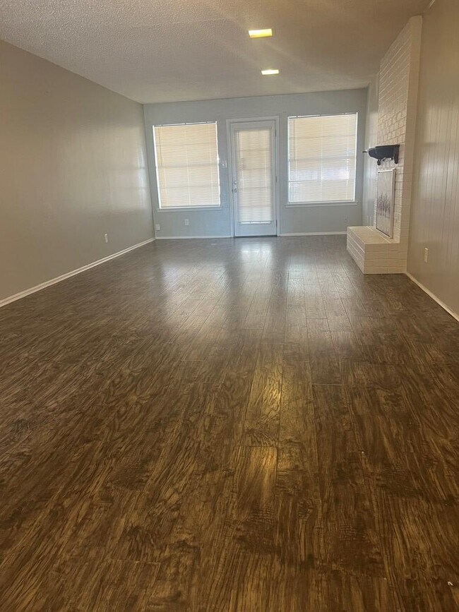 Foto del edificio - 1328 Tanglewood Ln