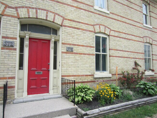 Photo du bâtiment - ONE BEDROOM APARTMENT AT CORNER OF ALBERT AND TALBOT STREETS
