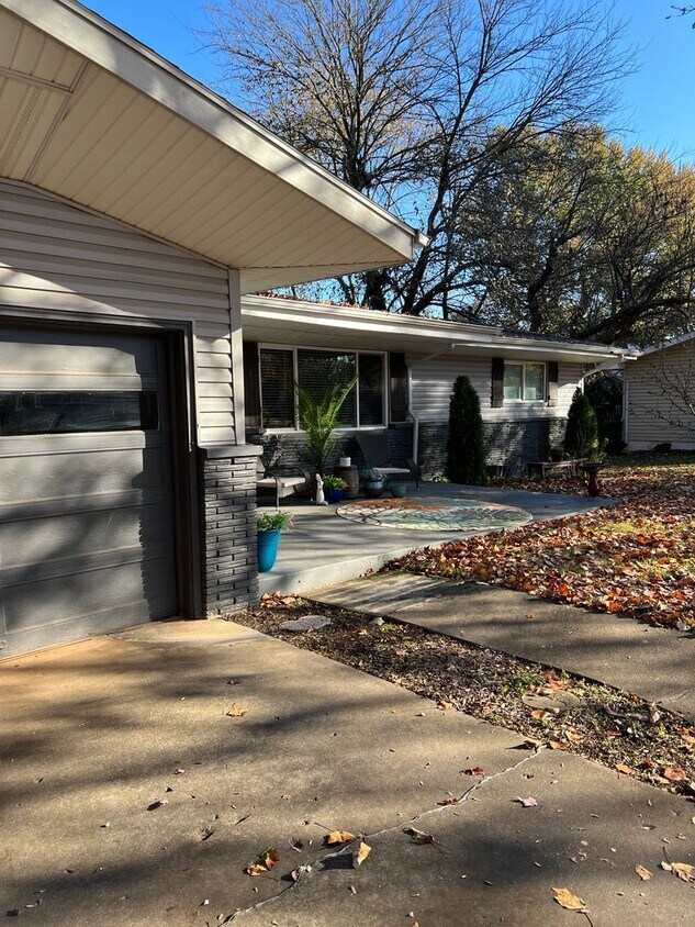 Building Photo - Brentwood - 3 bedroom, 1.5 bathroom, 1 car...