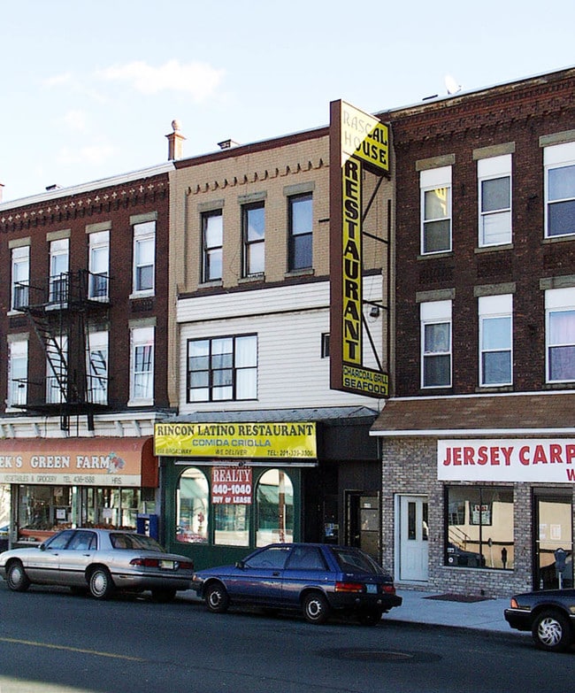 Building Photo - 698 Broadway