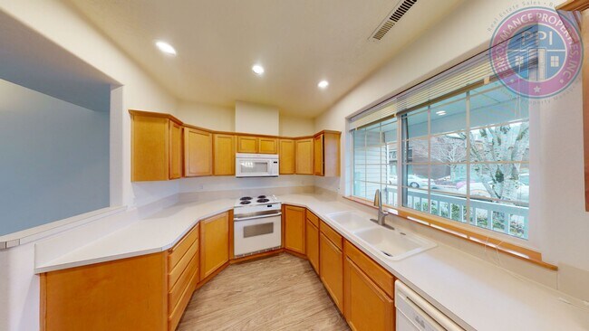 Foto del edificio - Beautiful Village Townhome!! Double Garage- Great Sunnyside Location!! Pet Friendly Princeton Vil...