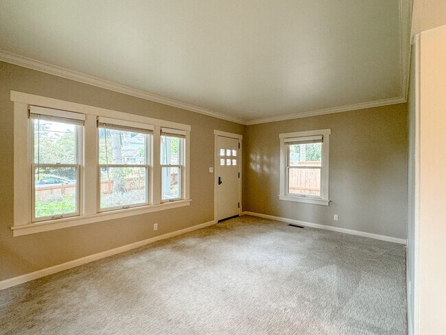 Building Photo - Charming North Seattle 3bd, 2bth Home, $3,...