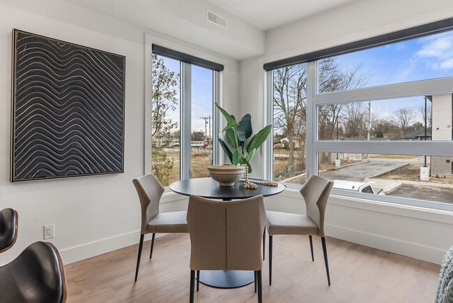 Building Photo - 3871 Howard Av