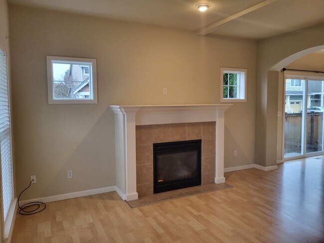 Foto del edificio - Beautiful 3 Bed 2.5 Bath 3 story home in South Hill Puyallup