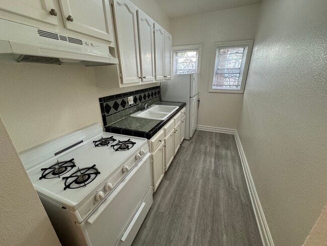 Building Photo - 1960 Argyle Ave