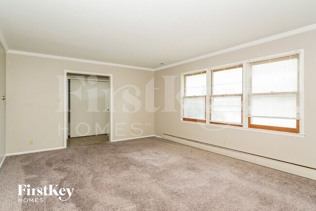 Building Photo - 302 E Brunswick Ave