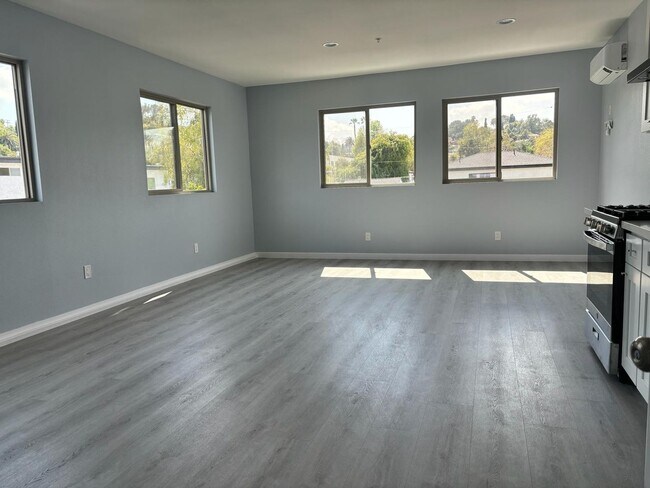 Building Photo - A Loft in York Blvd