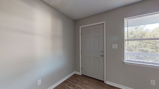 Building Photo - Caldwell Court Apartments!