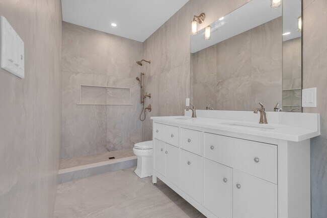 Foto del edificio - 1396 Beacon St