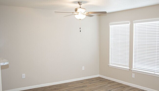 Foto del edificio - 35250 Freedom Rd