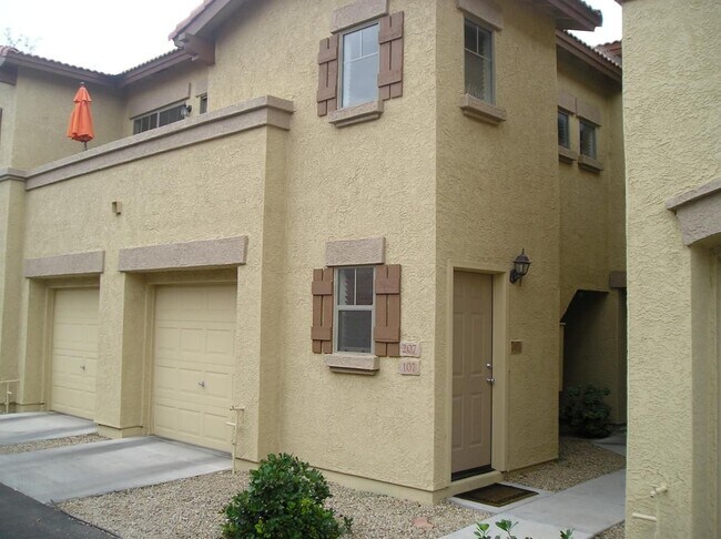 Building Photo - 805 S Sycamore