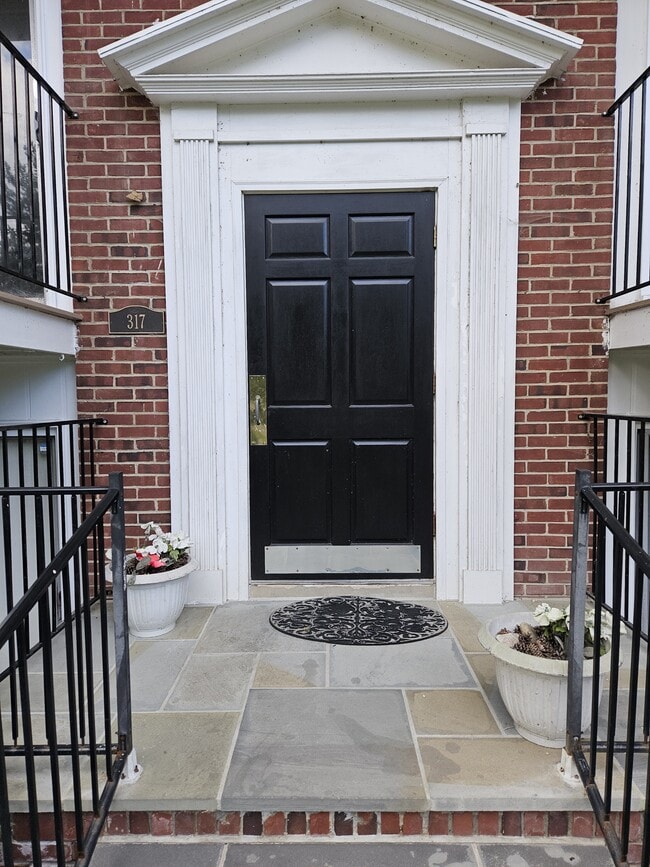 Building Photo - 317 Homeland Southway