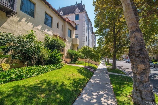 Foto del edificio - 320 N Sycamore Ave