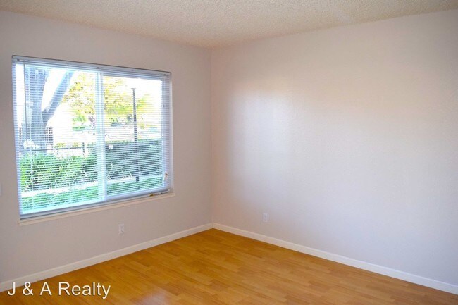 Building Photo - 2 br, 1.5 bath House - 4904 Lowry Rd