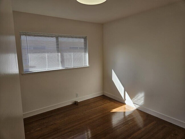 Foto del edificio - 3411 Crestmoor Dr
