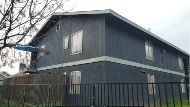 Building Photo - 2832 E Grant Ave